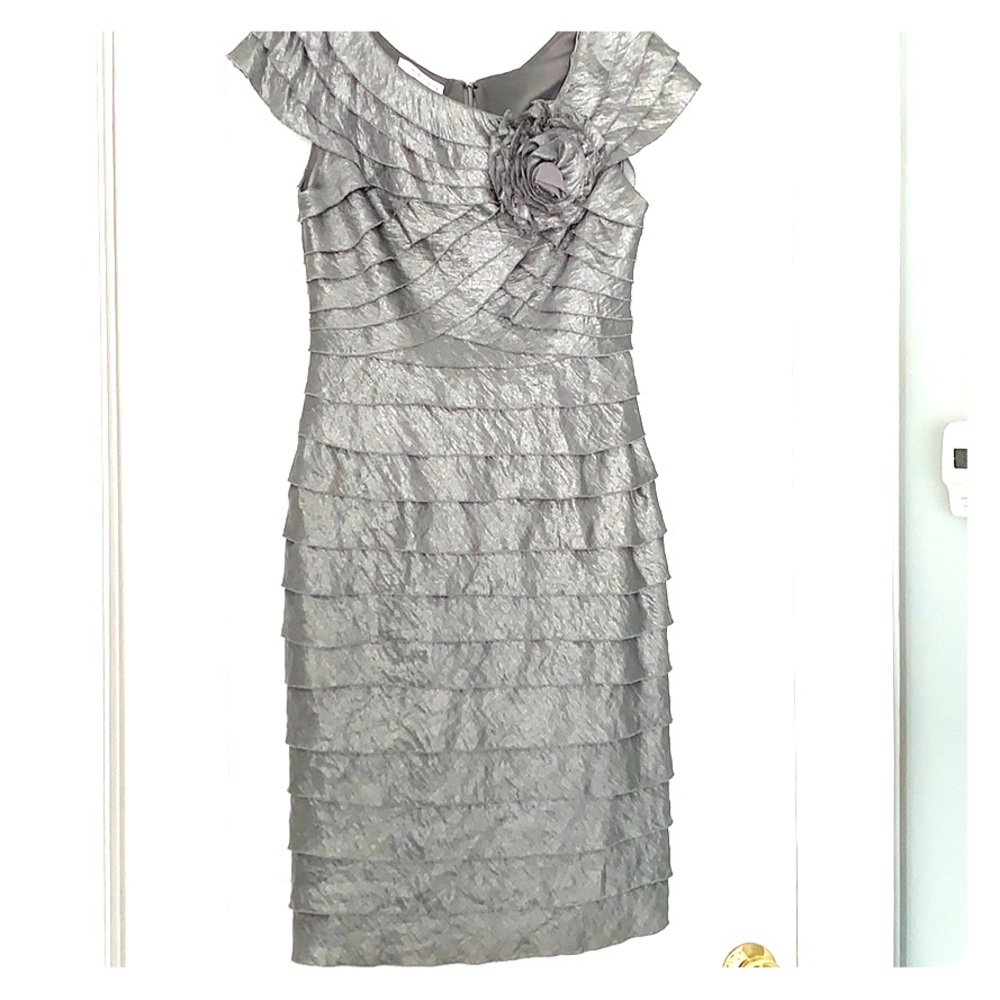 Beautiful sleeveless dress with flower detail